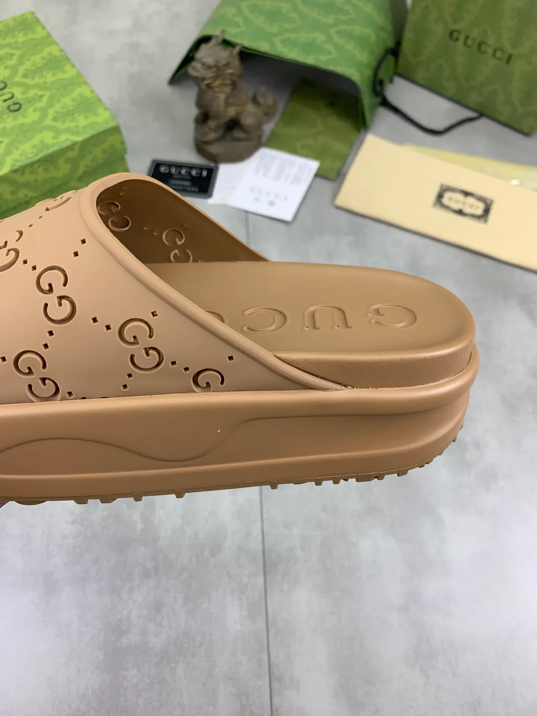 Men's Men's Shoes 💰P300💰[New Style] High Version 🎁🎁🎁 GUCCI New Year of the Snake casual slippers, original official website, perfect workmanship, transmitting a kind of noble luxury, sublimating its definition of luxury in Gucci's high-end extraordinary craftsmanship. Original Gucci double G combination outsole, code number: 35-46, complete package